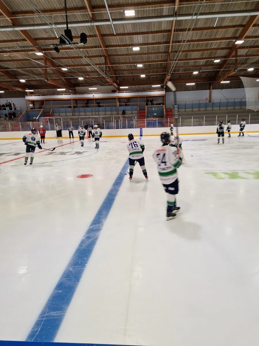 Ice of Gnesta ishall during a junior game, seen from the ice level — Gnesta ishall