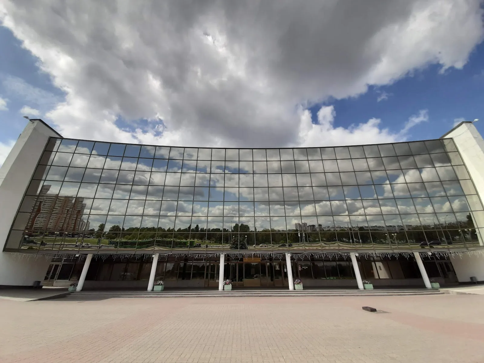 Стеклянный фасад Гомельского ледового дворца на улице Мазурова — Gomel Ice Palace