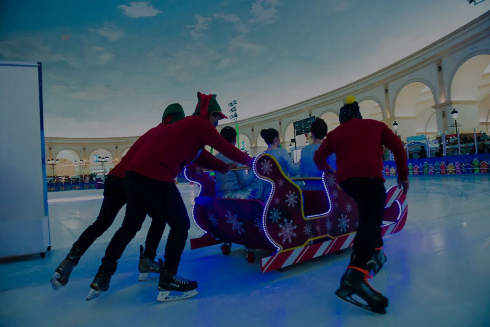متزلجون على الجليد في حلبة غوندولانيا للجليد — Gondolania Ice Arena