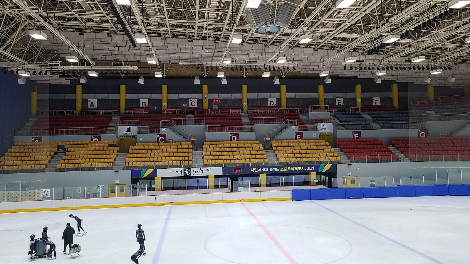 고양 어울림누리 얼음마루의 빙판과 관람석 — Goyang Eoullimnuri Ice Rink