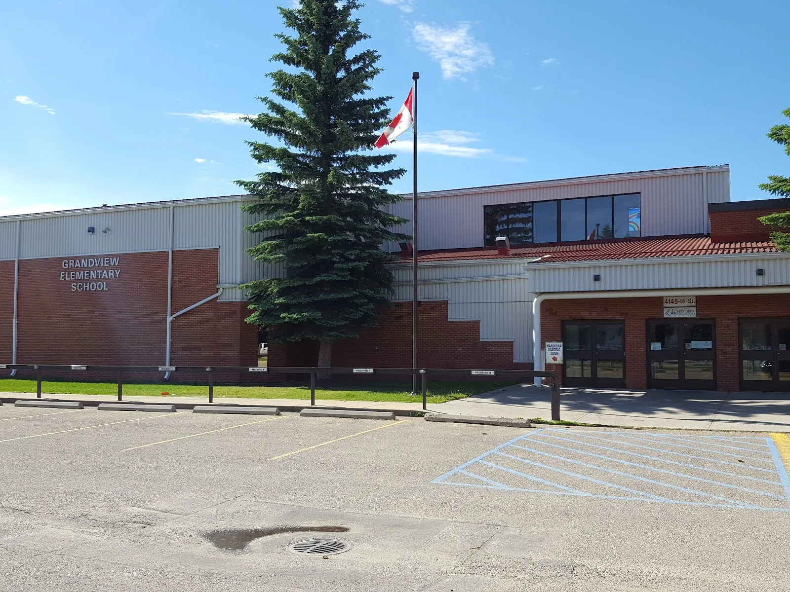 The outside of Grandview Outdoor Rink (Escuela Vista Grande School), in a photo from its Google Maps listing. — Grandview Outdoor Rink (Escuela Vista Grande School)