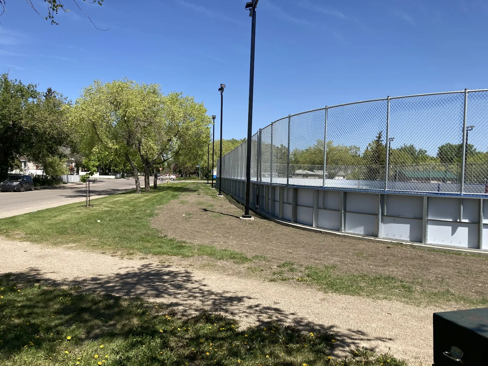 Pista al aire libre con vallas en Grassick Playground, Regina (foto del listado de Google Maps) — Grassick Playground Outdoor Rink