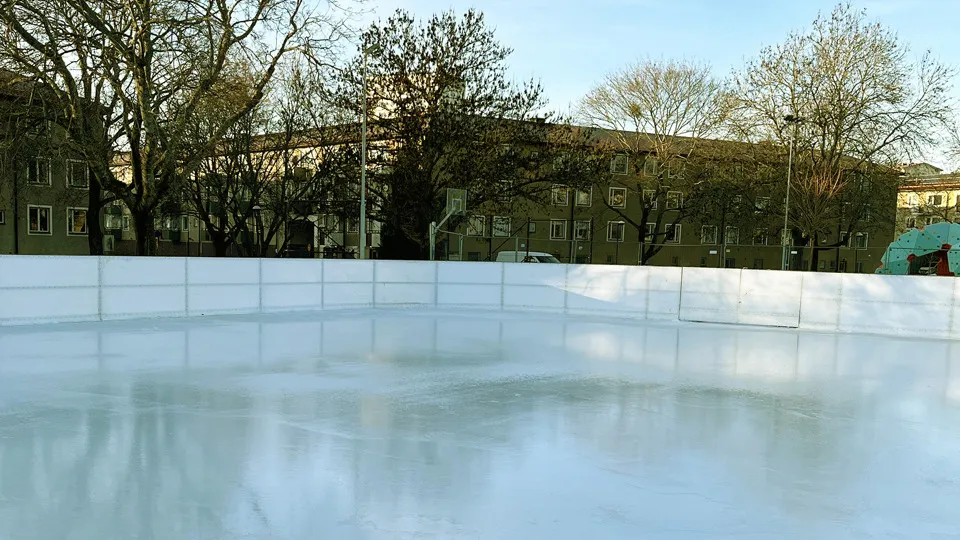 The ice and boards of Grötfatets isbana in Vällingby — Grötfatets isbana