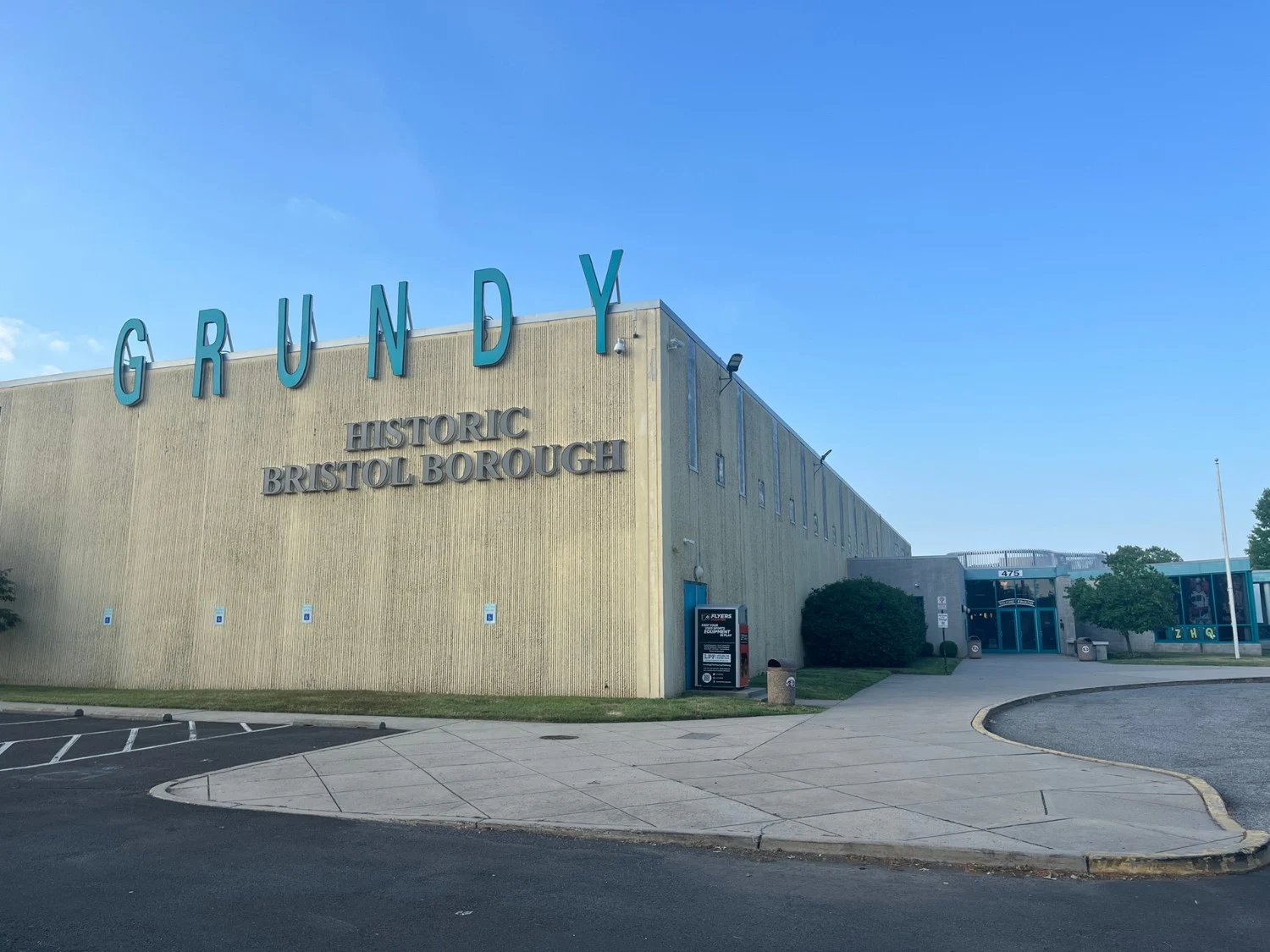El exterior rotulado del Grundy Recreation Center junto a la entrada vehicular. — Grundy Ice Arena