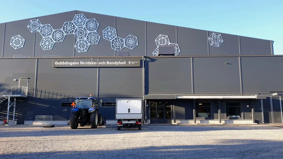 Gubbängens skridsko- och bandyhall, Målkurvan 24, sedd från parkeringen – Gubbängens skridsko- och bandyhall