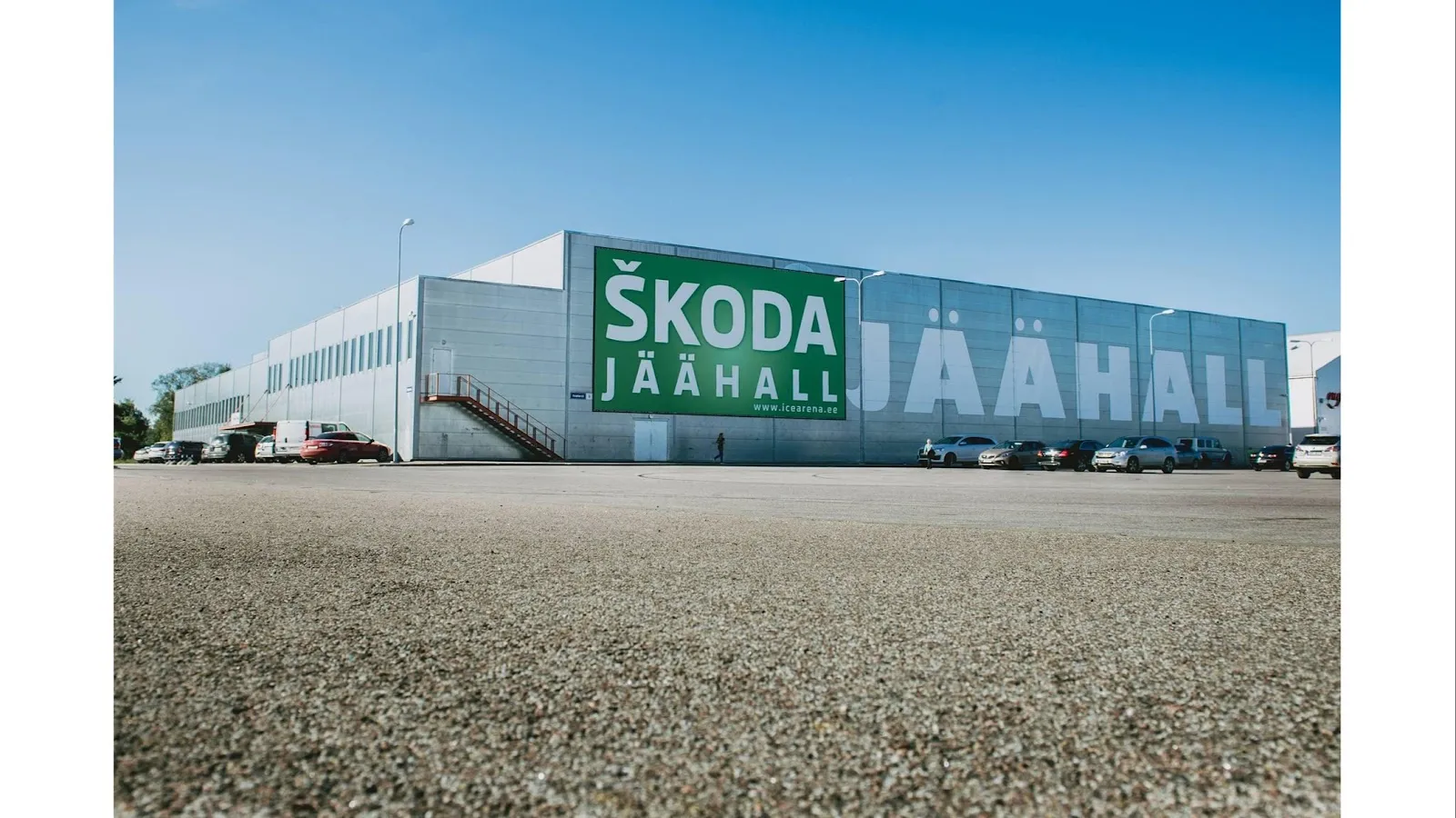Haabersti Jäähall (Škoda Jäähall): halli pikk sein Škoda Jäähalli sildiga – Haabersti Jäähall