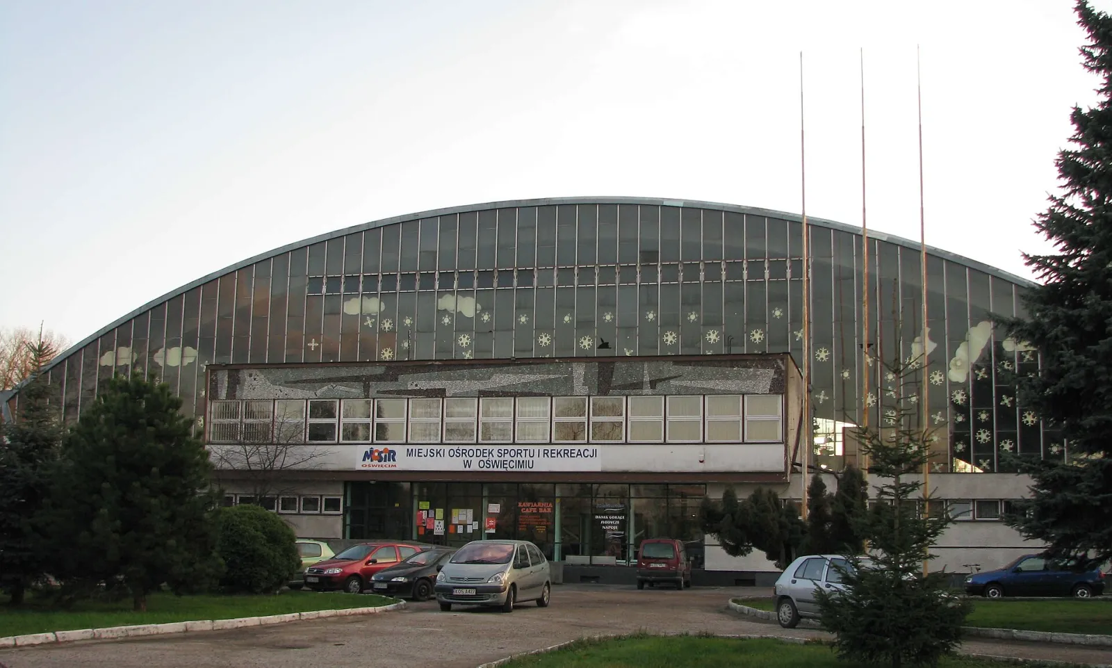 Zewnętrzna strona hali lodowej MOSiR przy ul. Chemików w Oświęcimiu — Hala Lodowa MOSiR Oświęcim