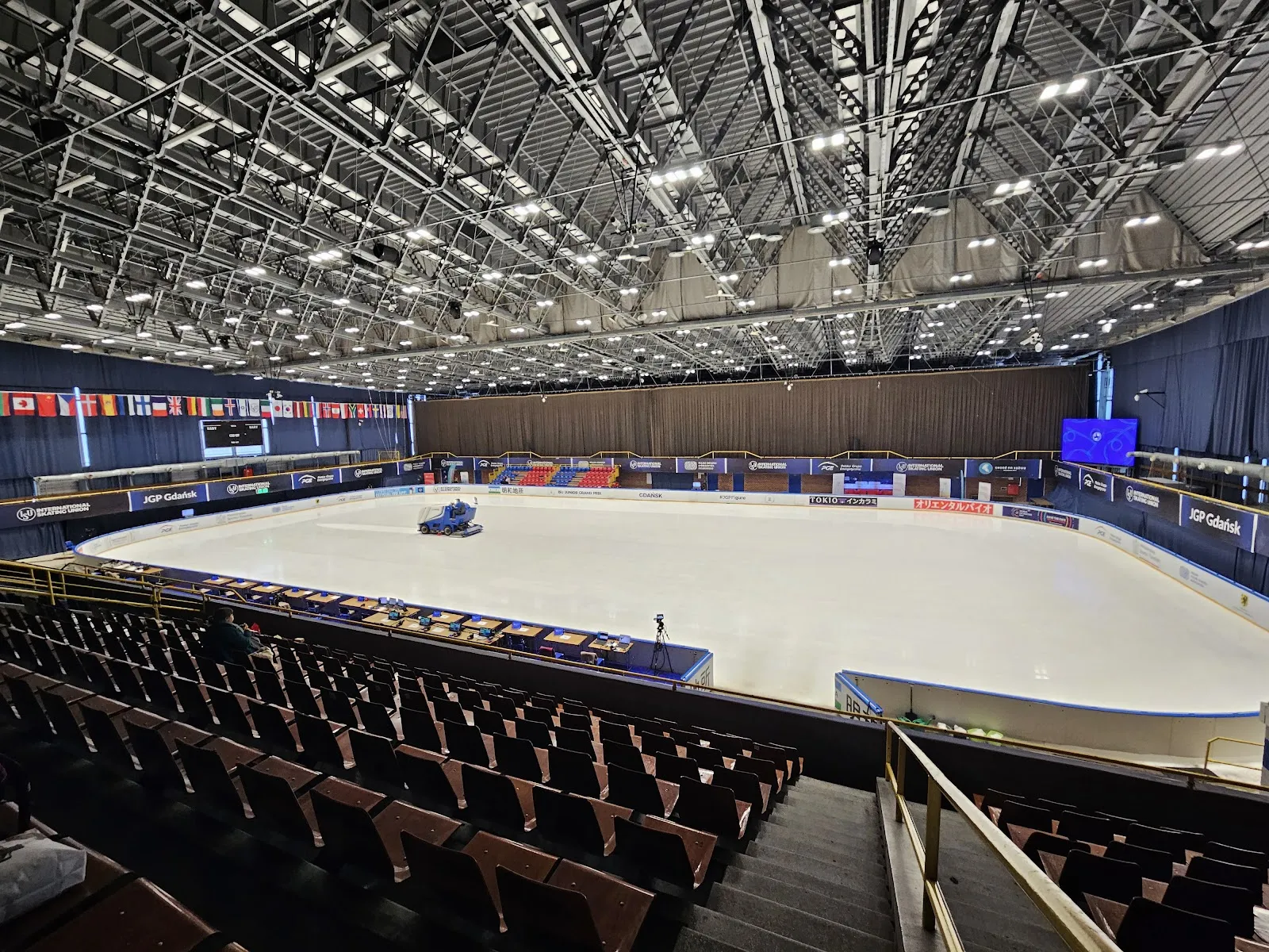 The ice sheet and stands of the large hall of Hala Olivia, Gdańsk — Hala Olivia