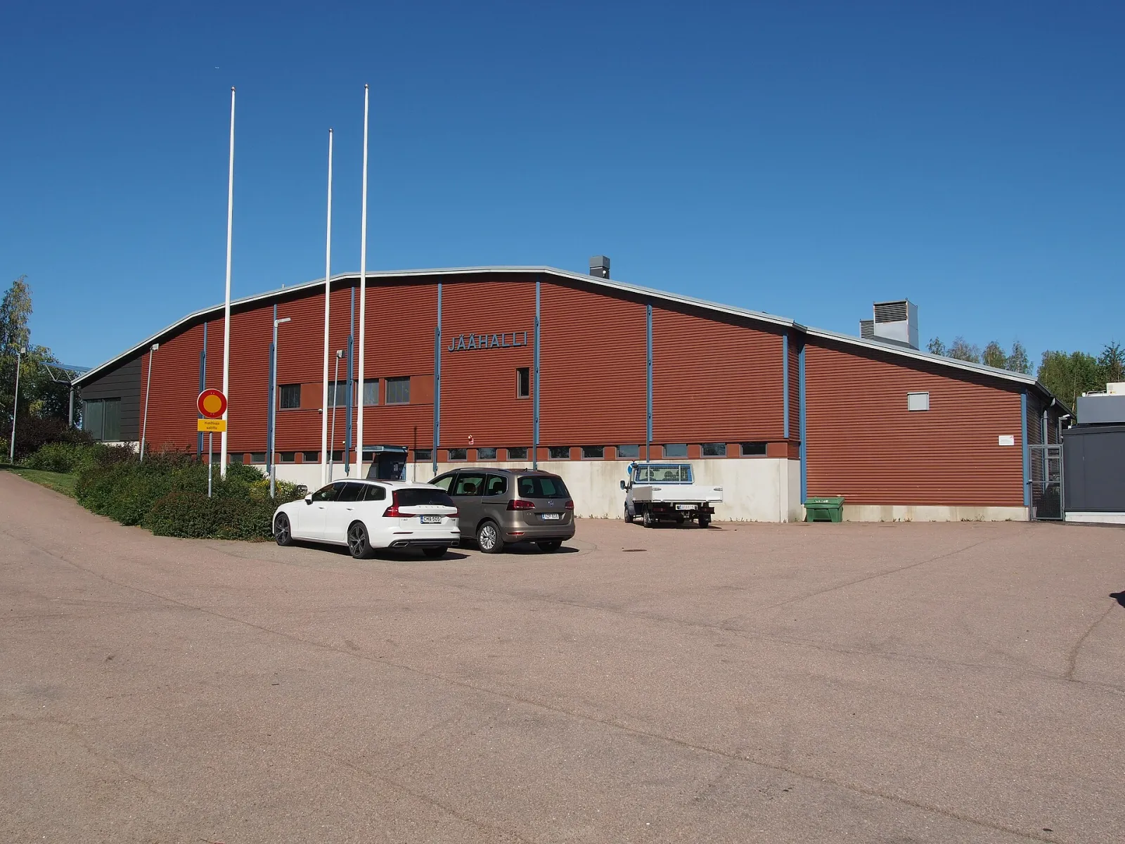 Haminan jäähalli from the car park (Wikimedia Commons) — Haminan jäähalli