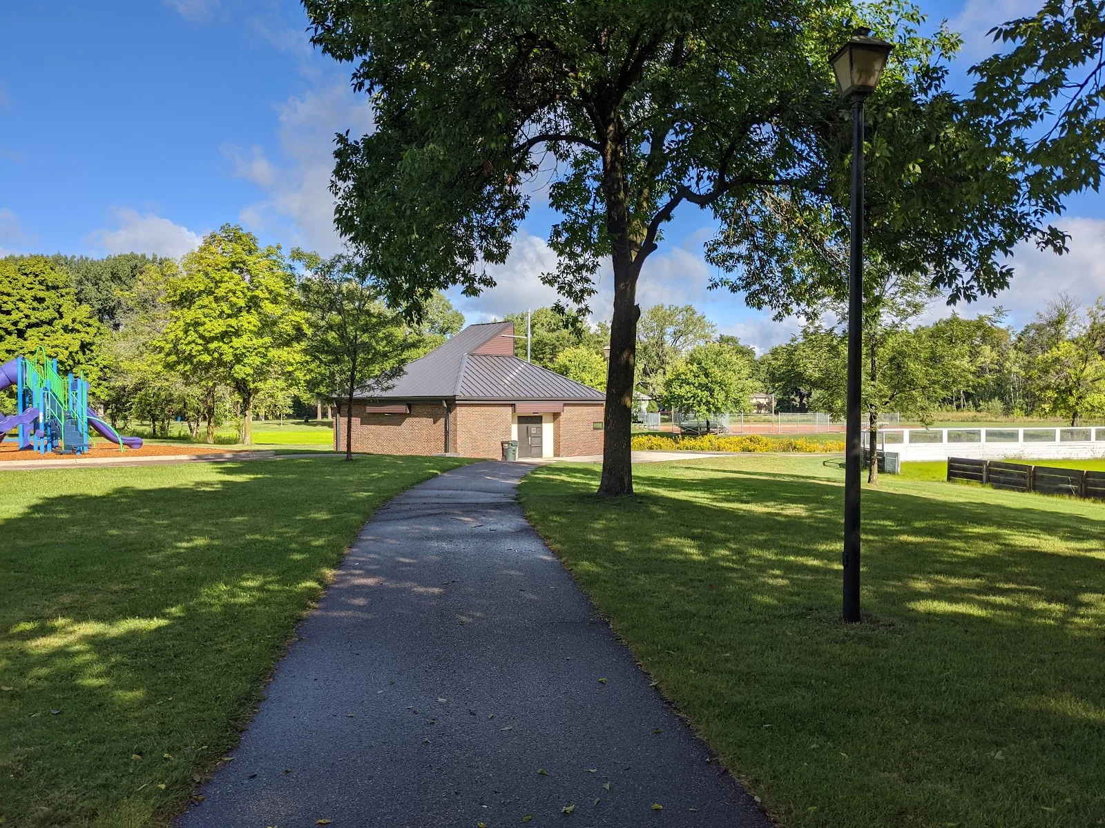 El exterior de Hampshire Park Outdoor Rink, en una foto de su ficha de Google Maps. — Hampshire Park Outdoor Rink