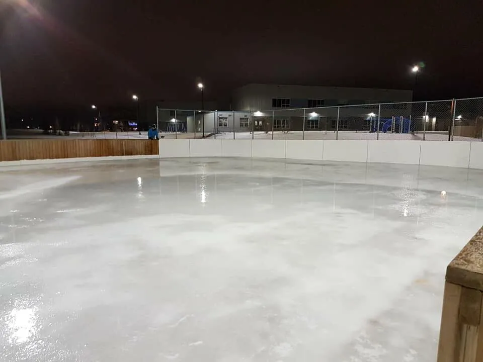 La pista de la Hampton Village Community Association, con vallas y luces en Al Anderson Park, de la página de pistas comunitarias de la asociación — Hampton Village Community Rink