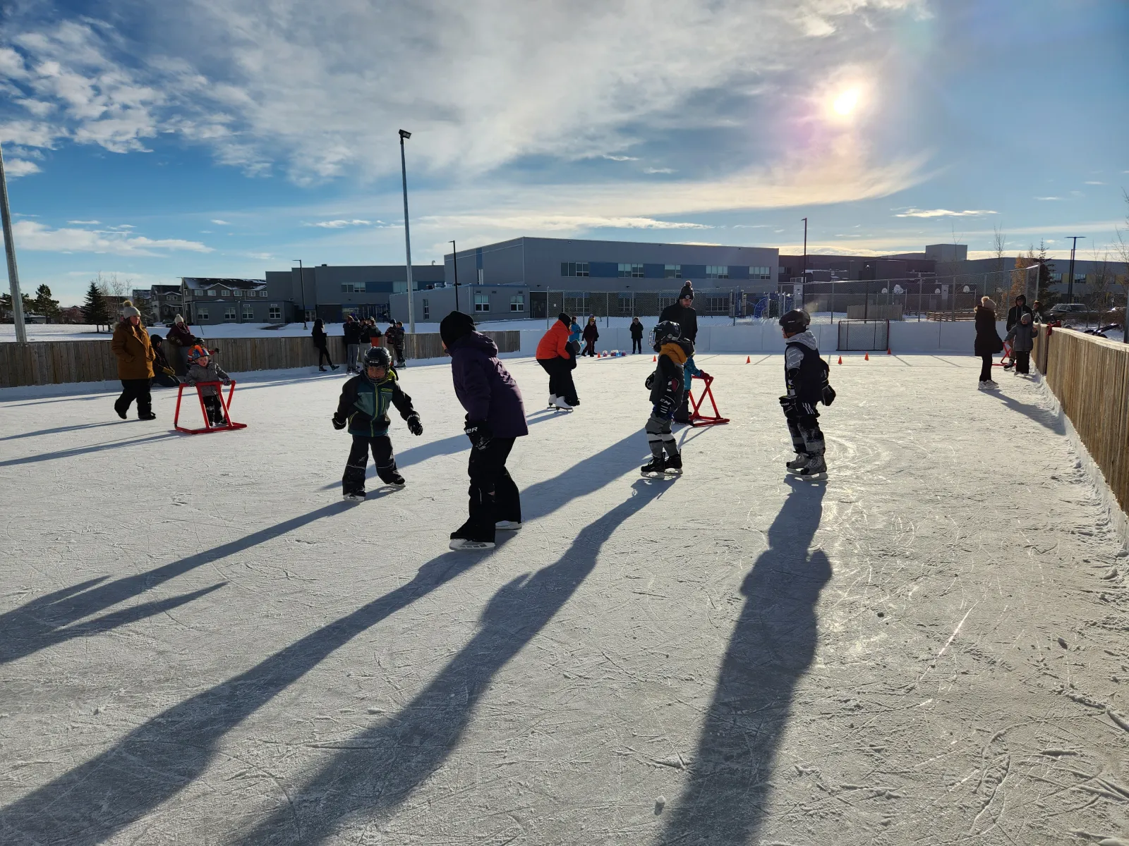 Patinaje público en la pista comunitaria de Hampton Village (de la página de pistas comunitarias de la asociación) — Hampton Village Community Rink