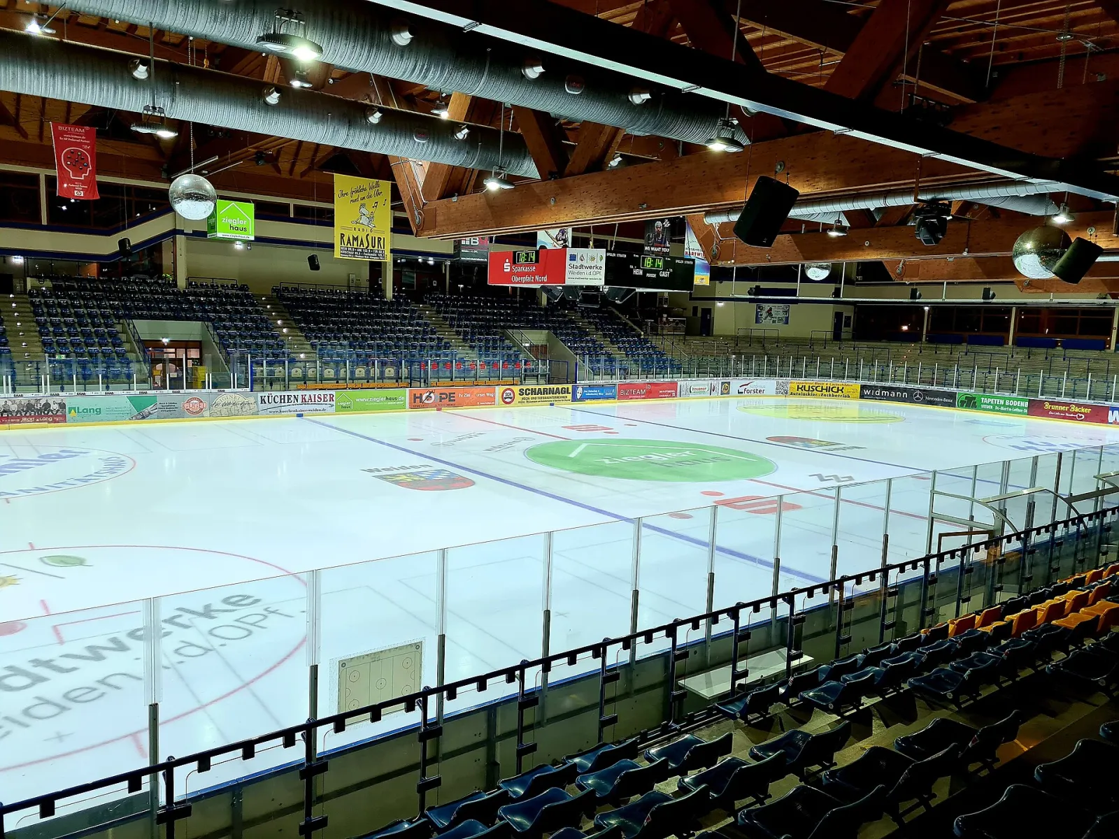 The hall's ice surface and main stand, 2020 — Hans-Schröpf-Arena