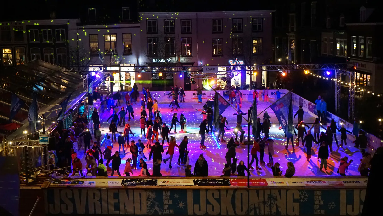 De ijsbaan van Harderwijk op IJs op de Markt, ’s nachts van bovenaf gezien, in kleur verlicht – Harderwijk op IJs
