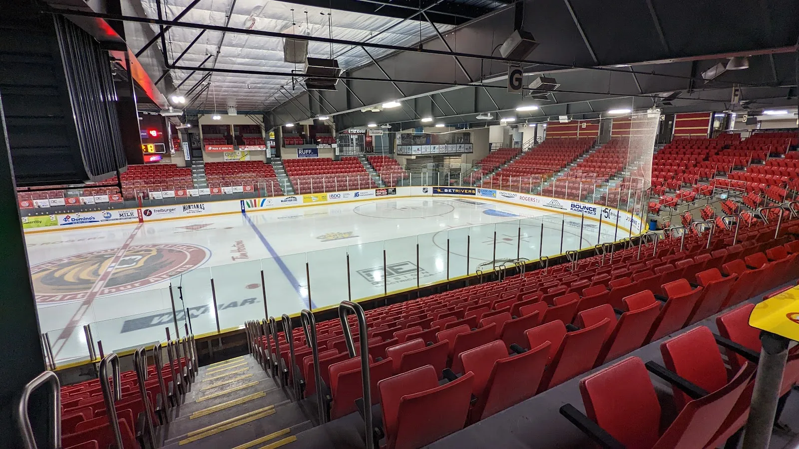 Hielo y gradas del J.D. McArthur Arena en el Bayshore, vistos desde las gradas — Harry Lumley Bayshore Community Centre