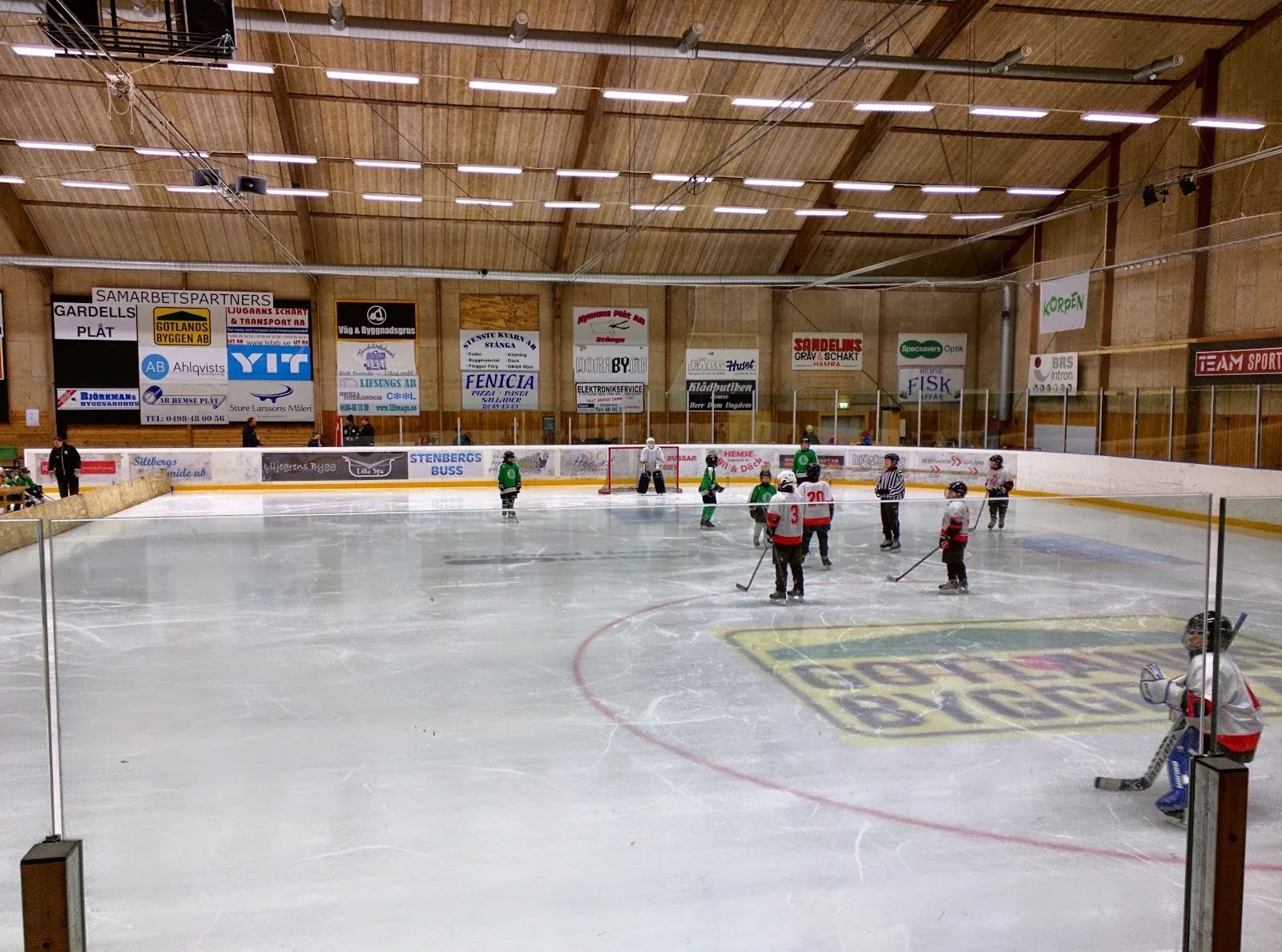 Children skating on the ice at Heidelberg Materials Arena, Slite — Heidelberg Materials Arena (Slite)
