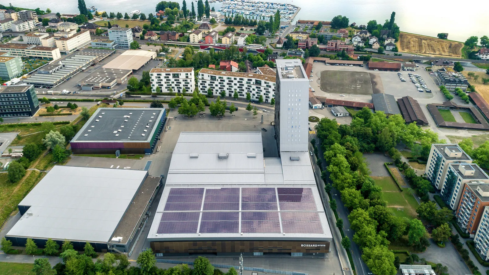 Die OYM-Halle (Bossard Arena) und der Uptown-Turm auf dem Zuger Eissportgelände – Herti Zauber (Kunsteisbahn Zug)