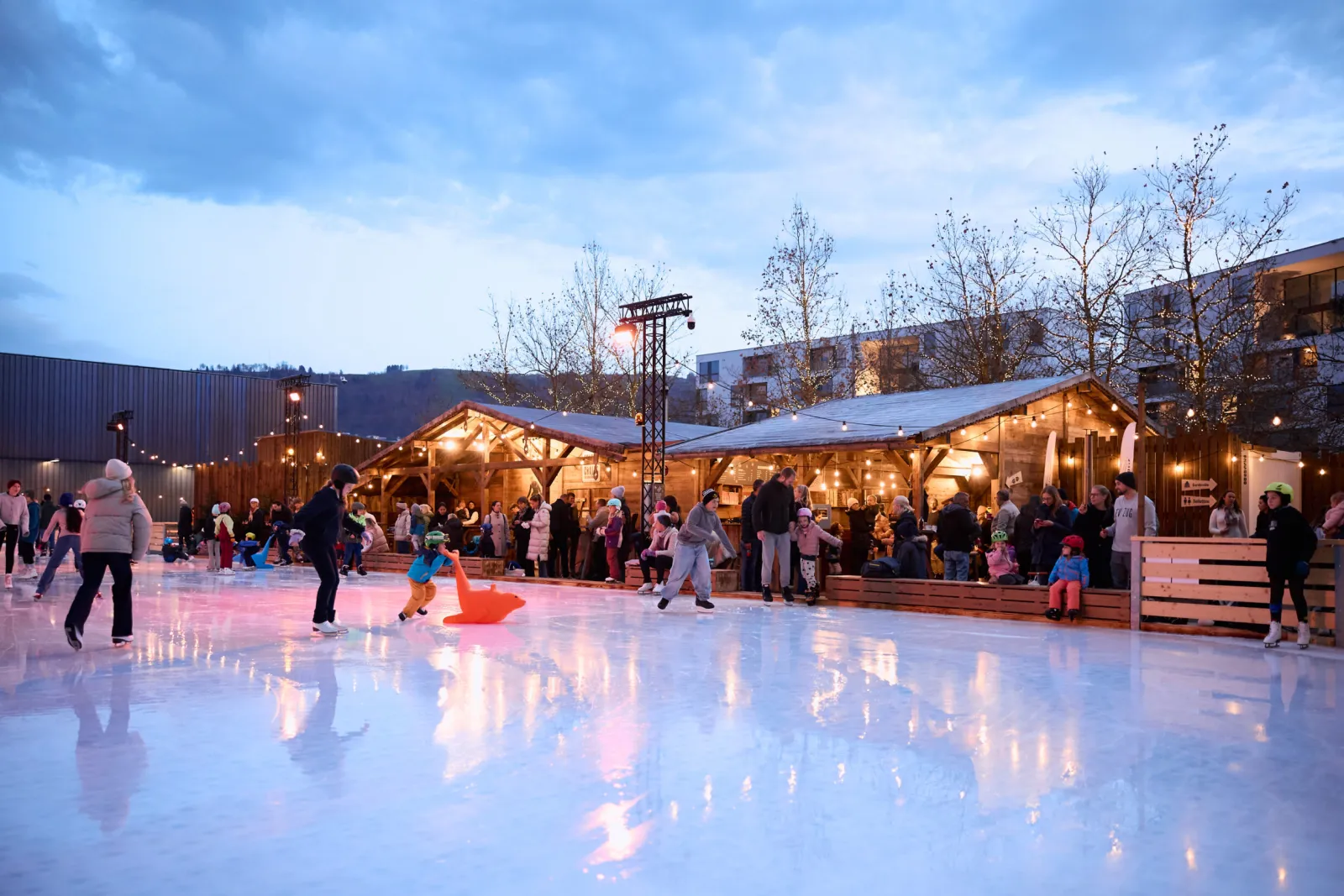 Das Eisfeld des Herti Zaubers auf dem Arenaplatz in Zug – Herti Zauber (Kunsteisbahn Zug)