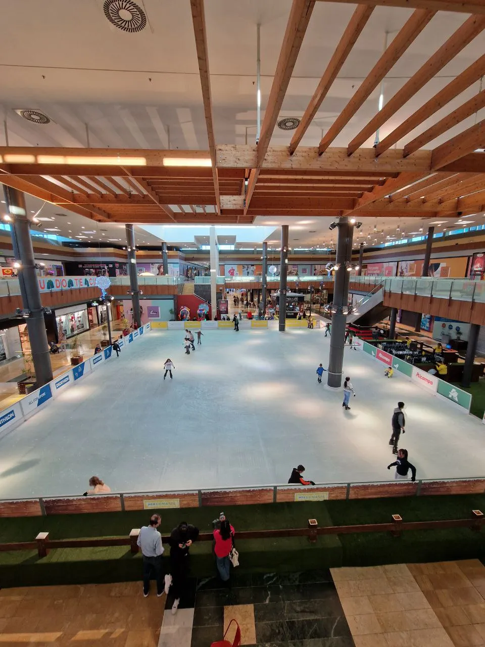 La superficie de hielo de Hielomanía dentro del centro Thader, en Churra, imagen de la web de la propia pista — Hielomanía Thader Murcia