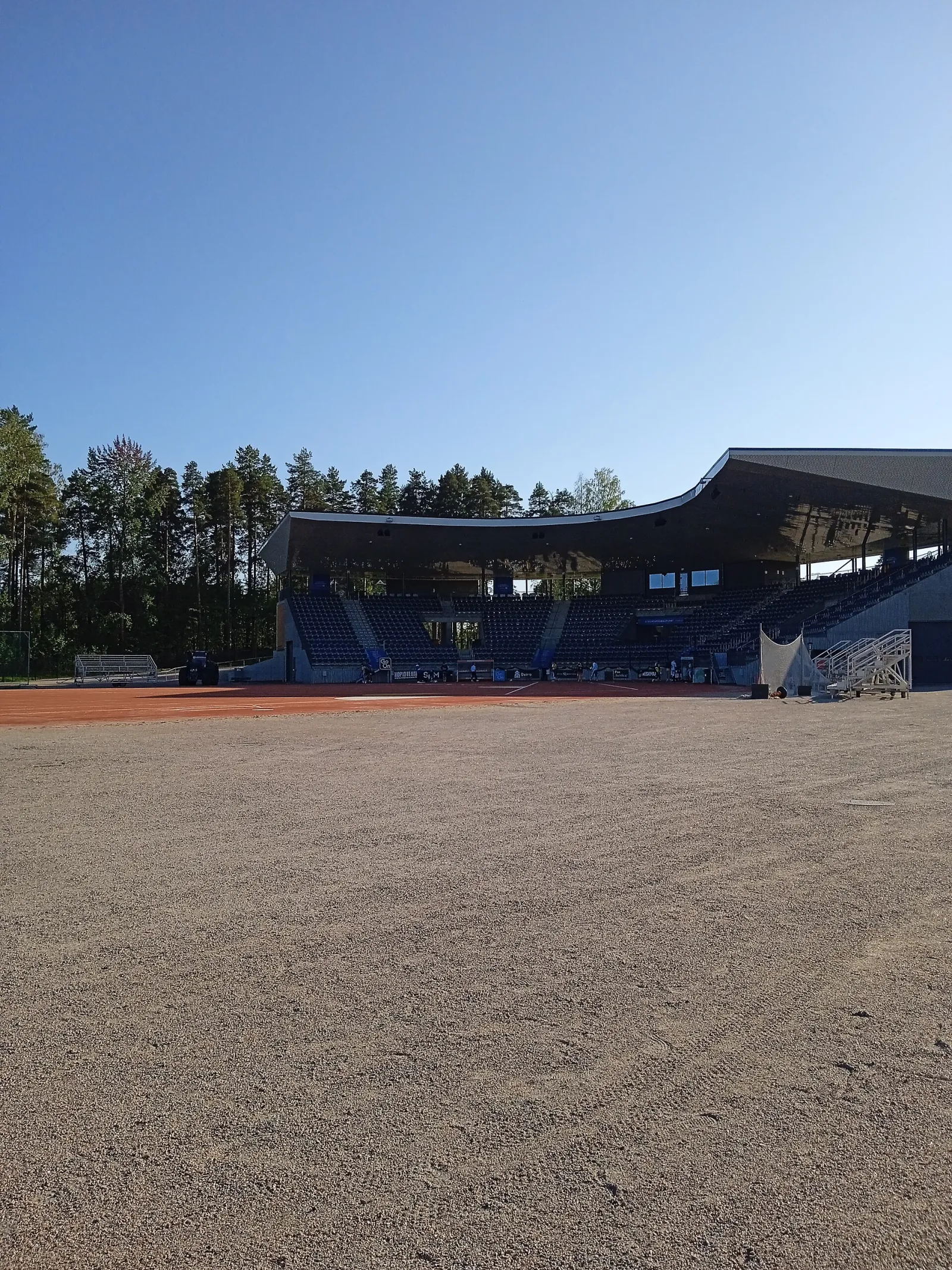 The covered grandstand and running track of the Hippos baseball stadium, where the city makes its natural-ice rink in winter. — Hippoksen pesäpallostadionin luonnonjää