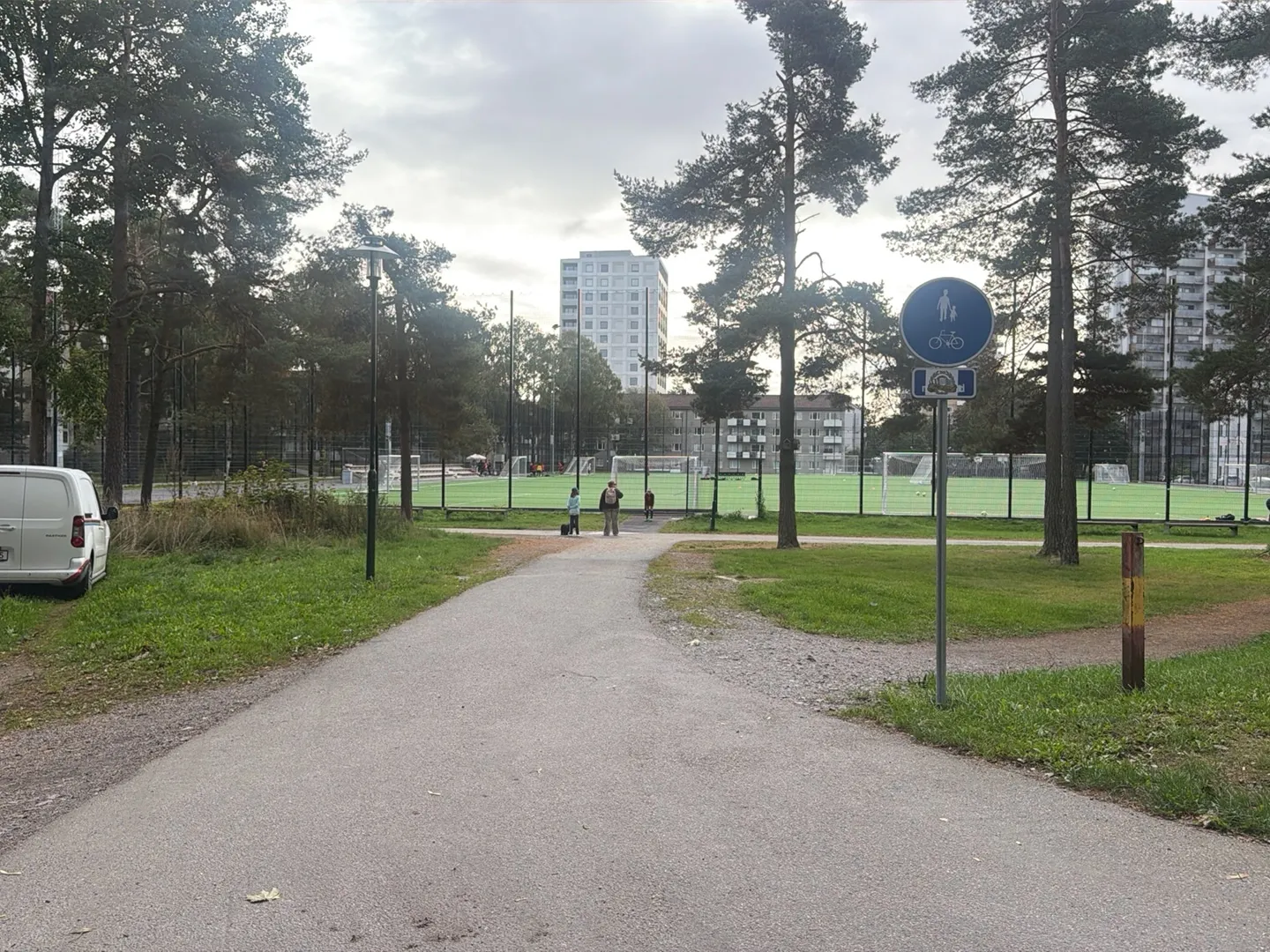 The Högdalen pitch and its footpath in summer, where the ice rink is made in winter — Högdalens bollplans skridskois