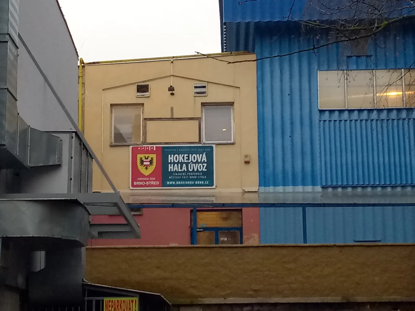 Budova Hokejové haly Úvoz s nápisem, pohled z uličky vedle ní – Hokejová hala Úvoz