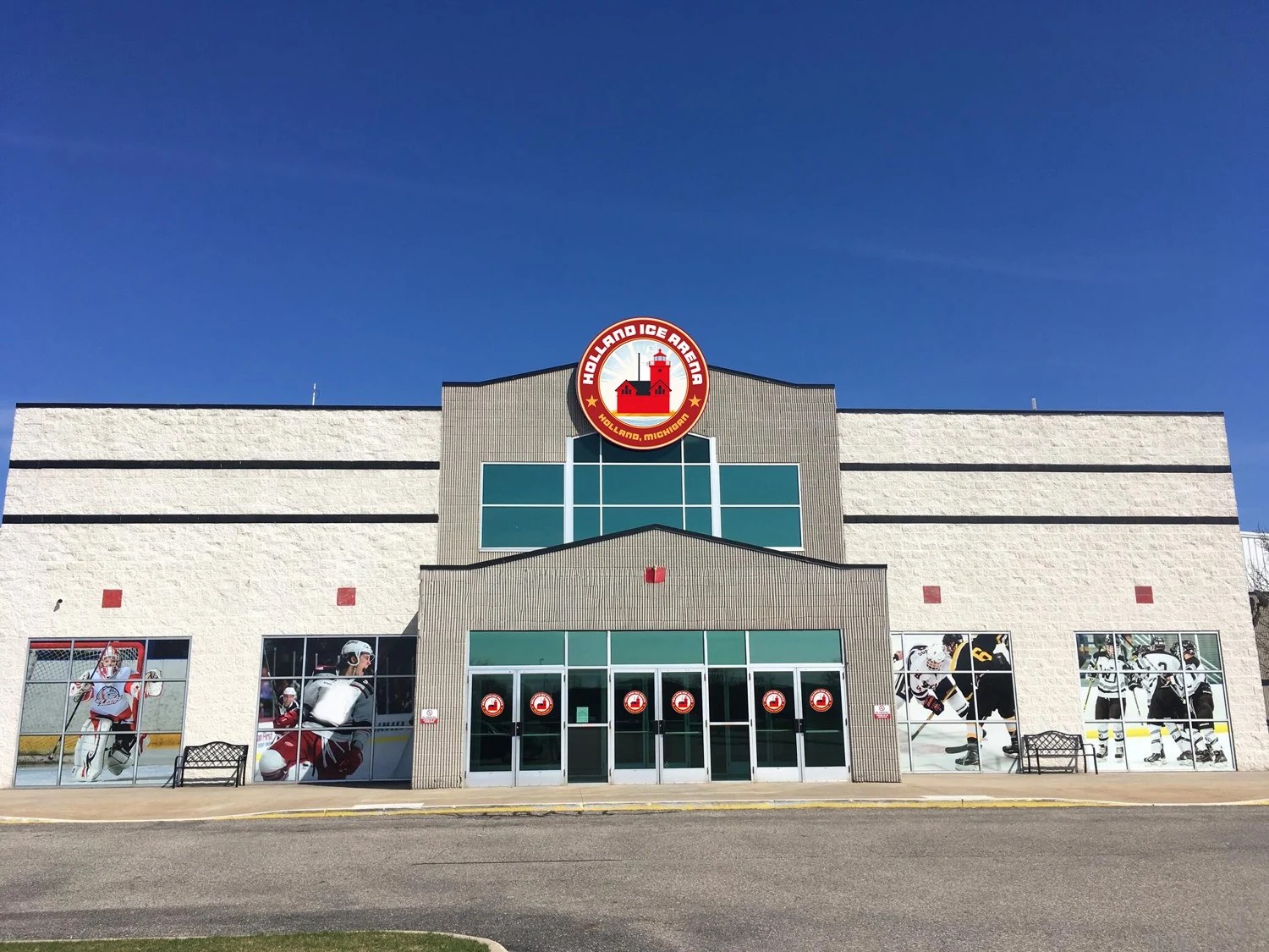 La entrada principal de Holland Ice Arena, fotografiada con su marca anterior de Griff's. — Holland Ice Arena