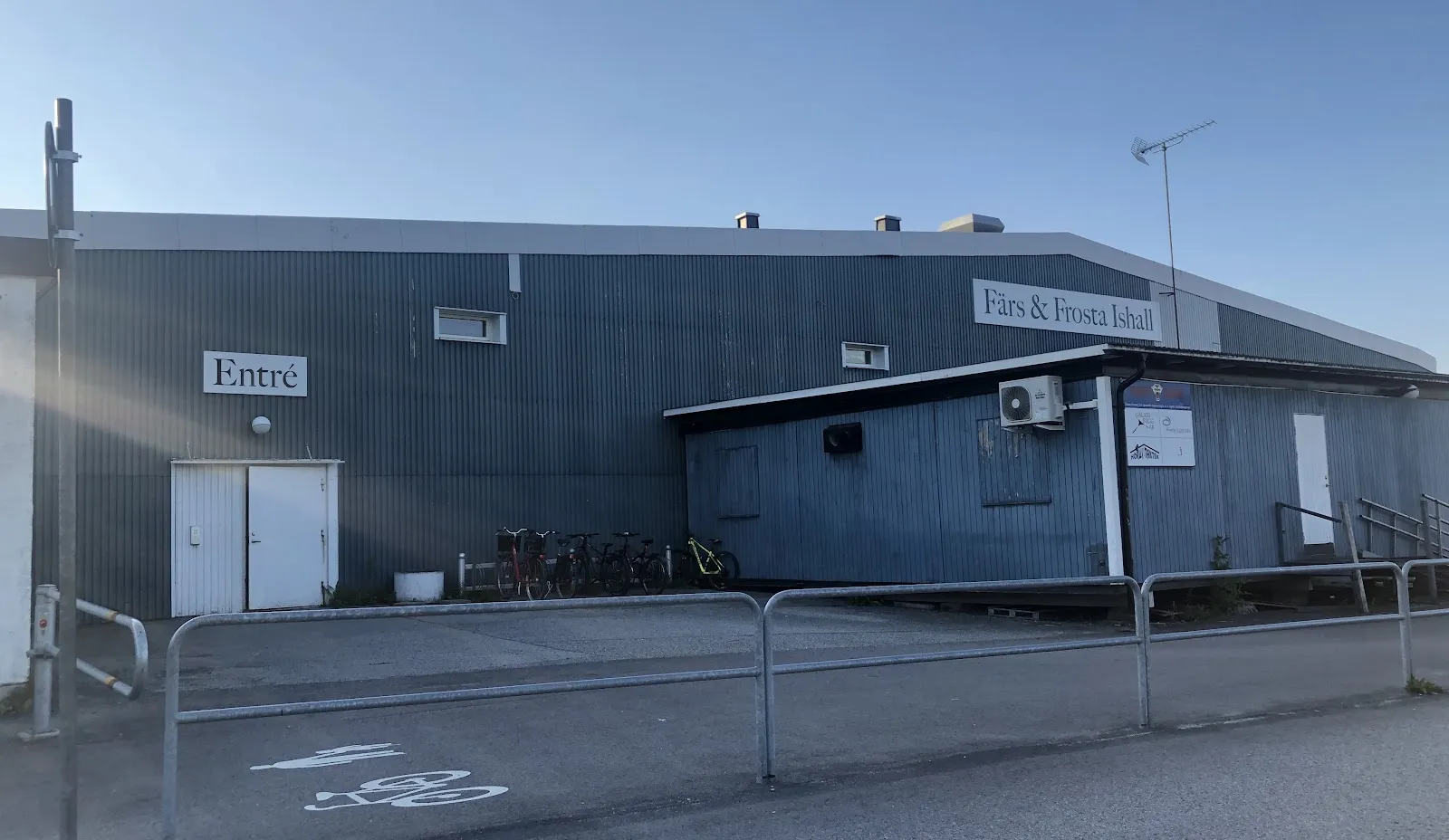 The entrance of Höörs ishall (Färs & Frosta Ishall) — Höörs ishall (Färs & Frosta Ishall)