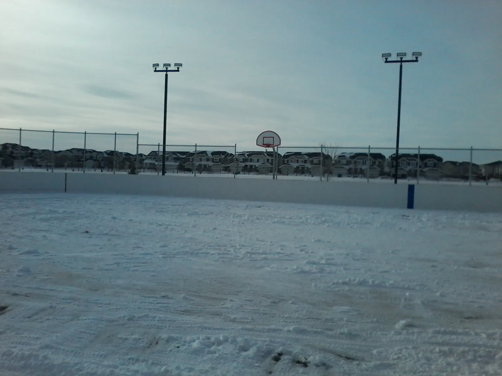 La pista al aire libre de Horizon Station Park con reflectores y vallas, Regina (foto del listado de Google Maps) — Horizon Station Park (Towns) Outdoor Rink