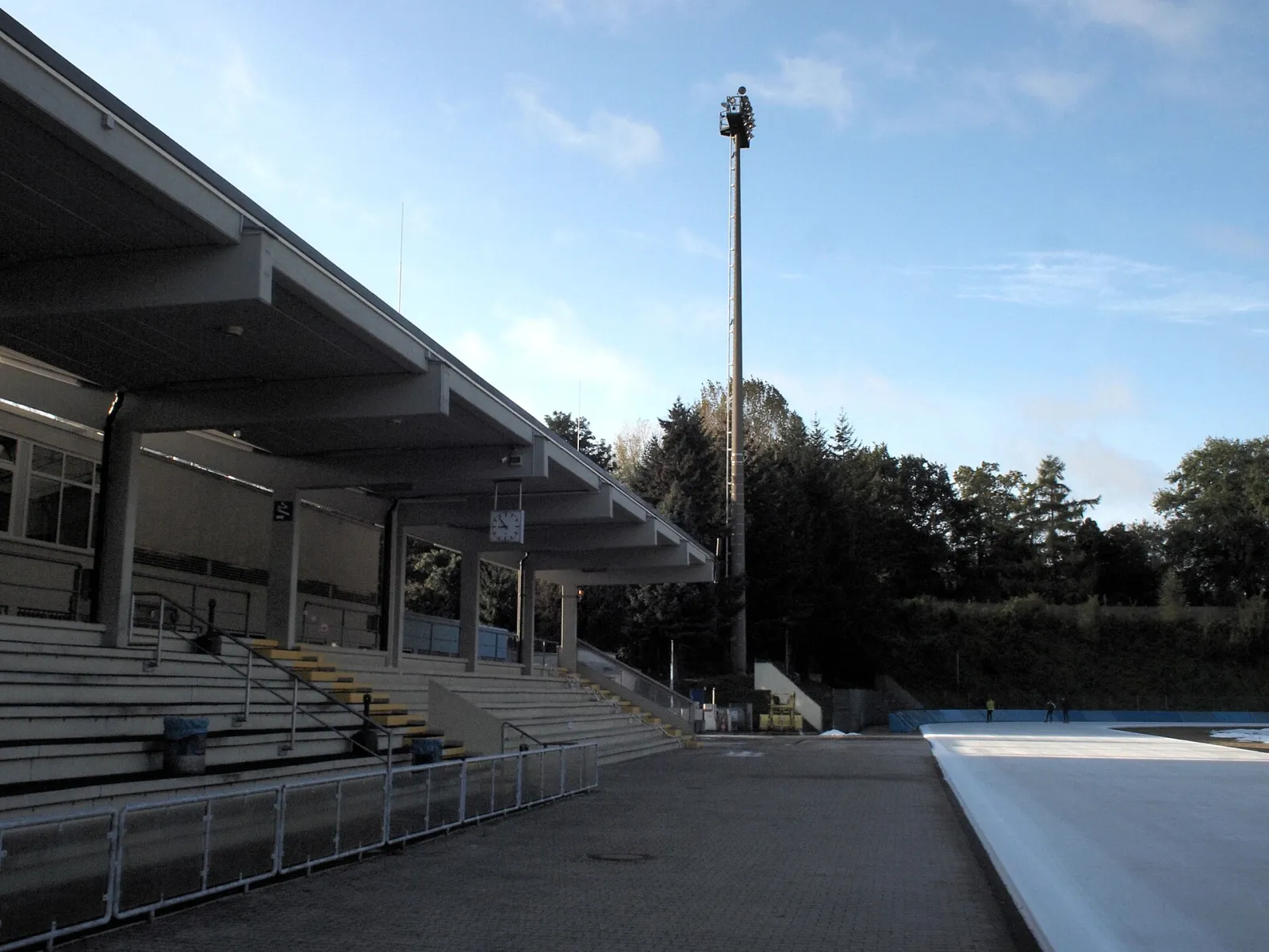 Die überdachte Tribüne des Horst-Dohm-Eisstadions neben dem Eis – Horst-Dohm-Eisstadion