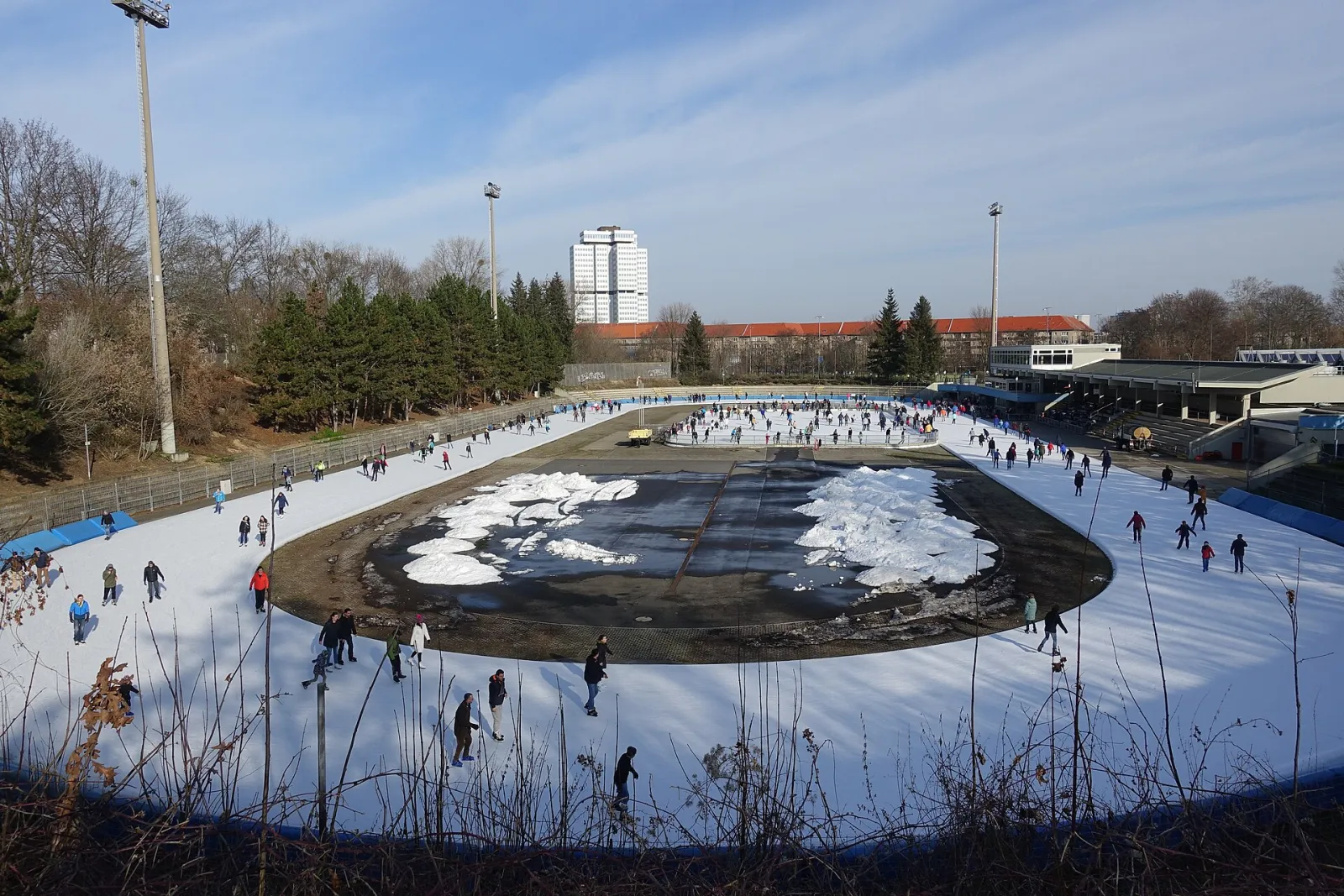 Das Eis und der 400-m-Ring des Horst-Dohm-Eisstadions im Winter – Horst-Dohm-Eisstadion