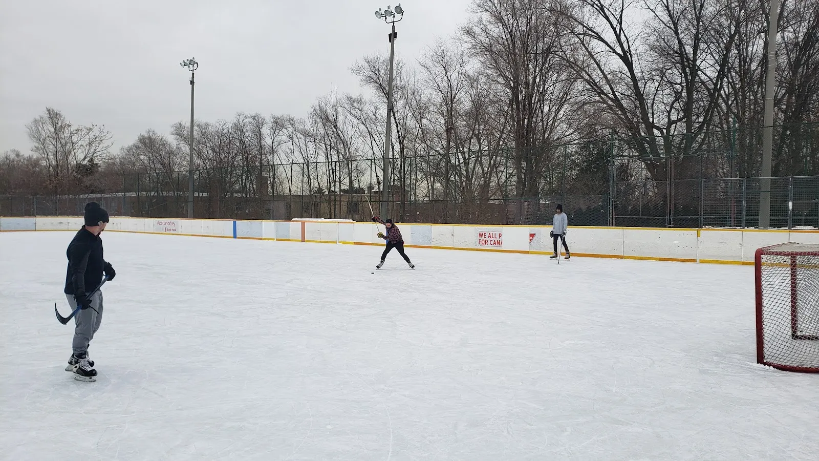 El hielo de Humber Valley Park Outdoor Ice Rink, en una foto de su ficha de Google Maps. — Humber Valley Park Outdoor Ice Rink