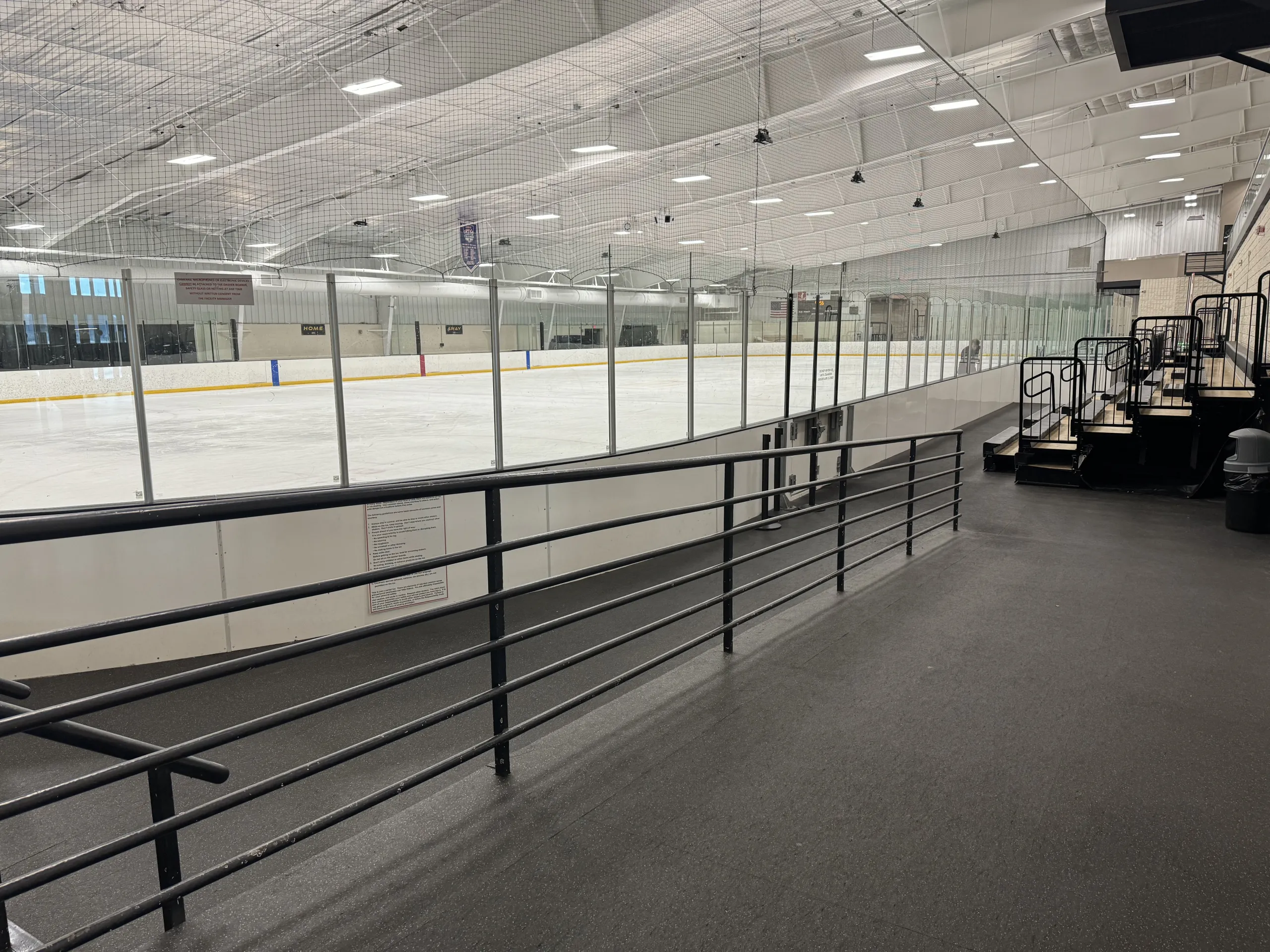 Rink 1 vista desde el pasillo de los espectadores — Huntsville Ice Sports Center
