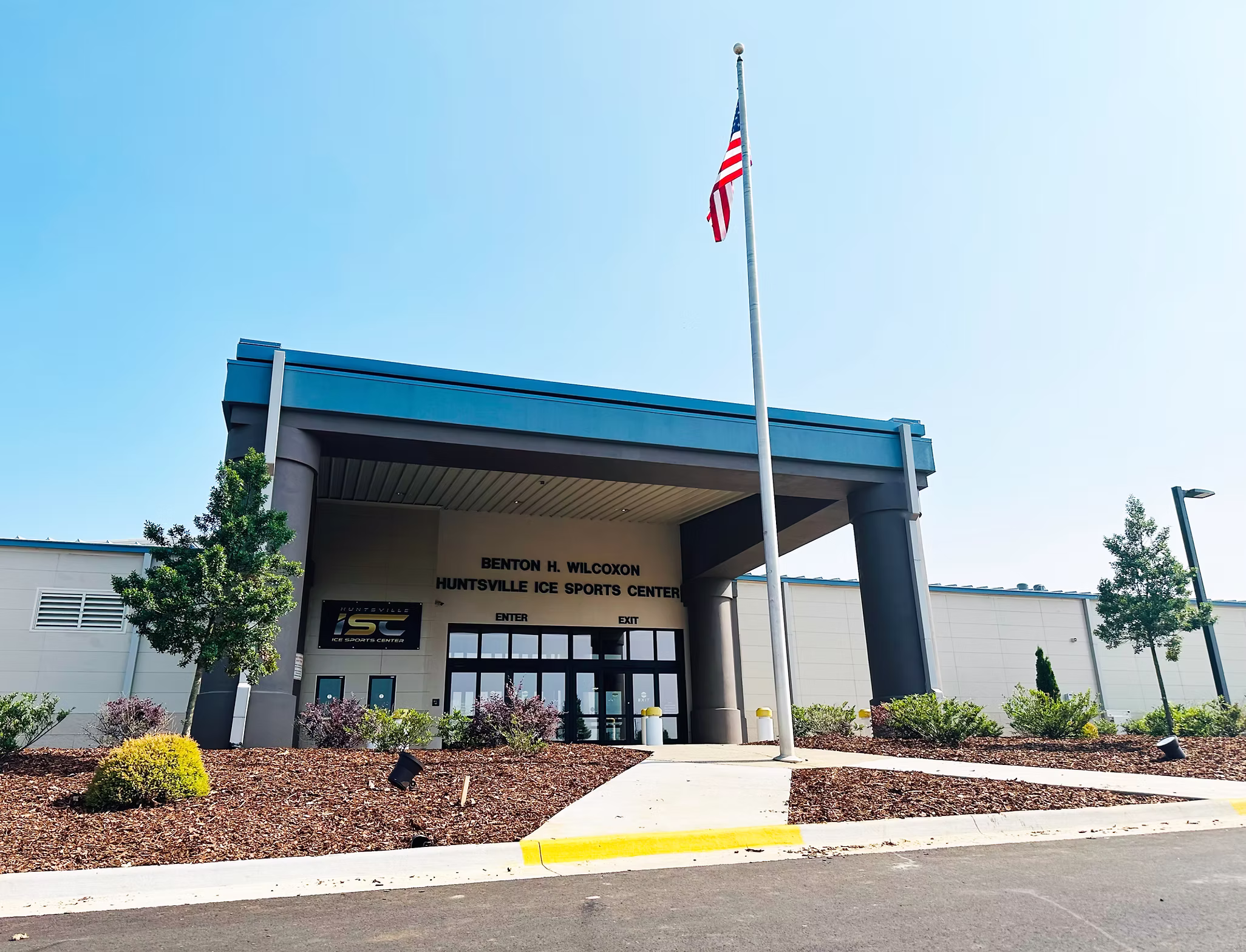 La entrada principal y el letrero de Huntsville Ice Sports Center — Huntsville Ice Sports Center