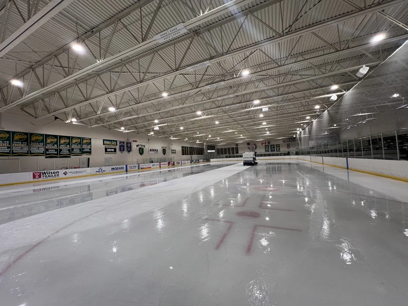 La pista de hielo de 85 por 200 pies del IBP Ice Center — IBP Ice Center