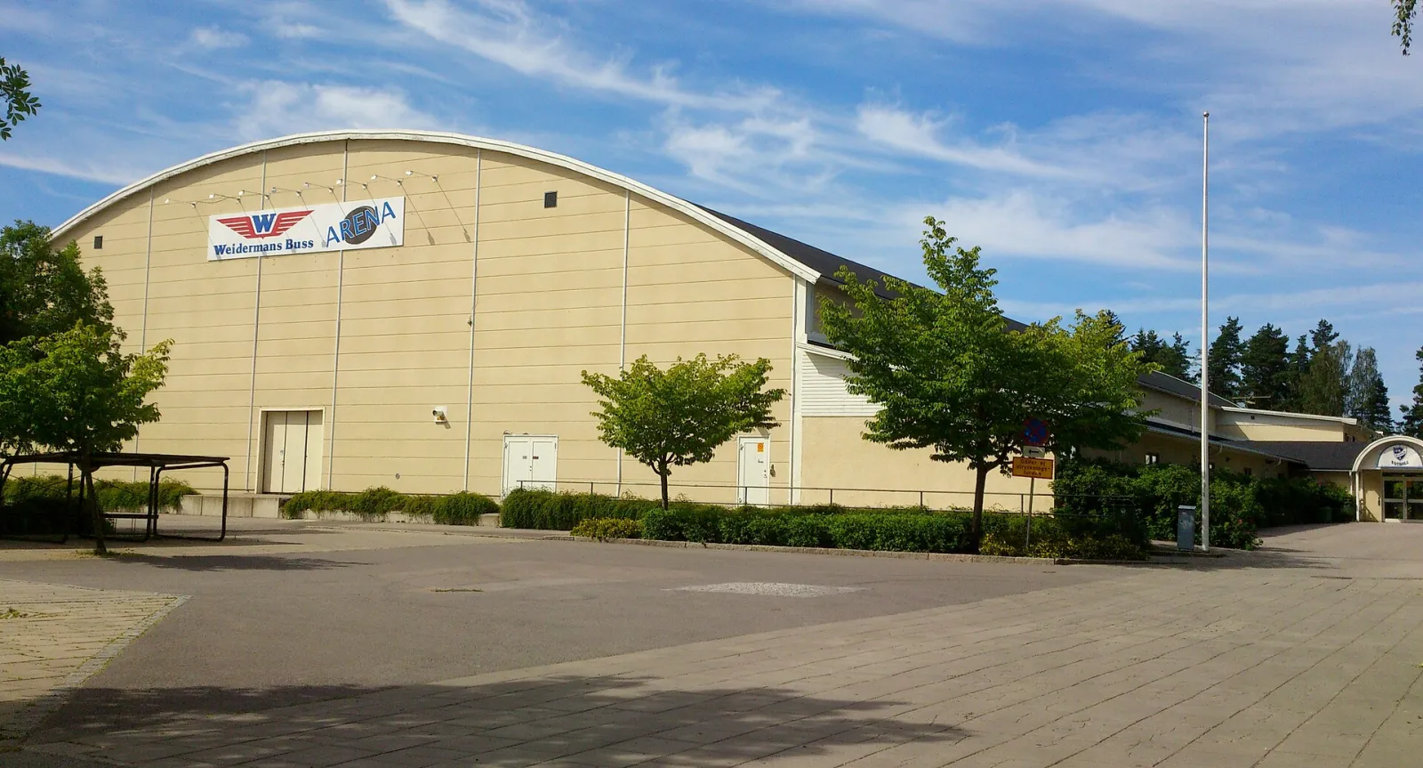 ICA Maxi Arena i Kumla, fotograferad 2014 när den hette Weidermans Buss Arena, sedd från det stenbelagda torget – ICA Maxi Arena Kumla