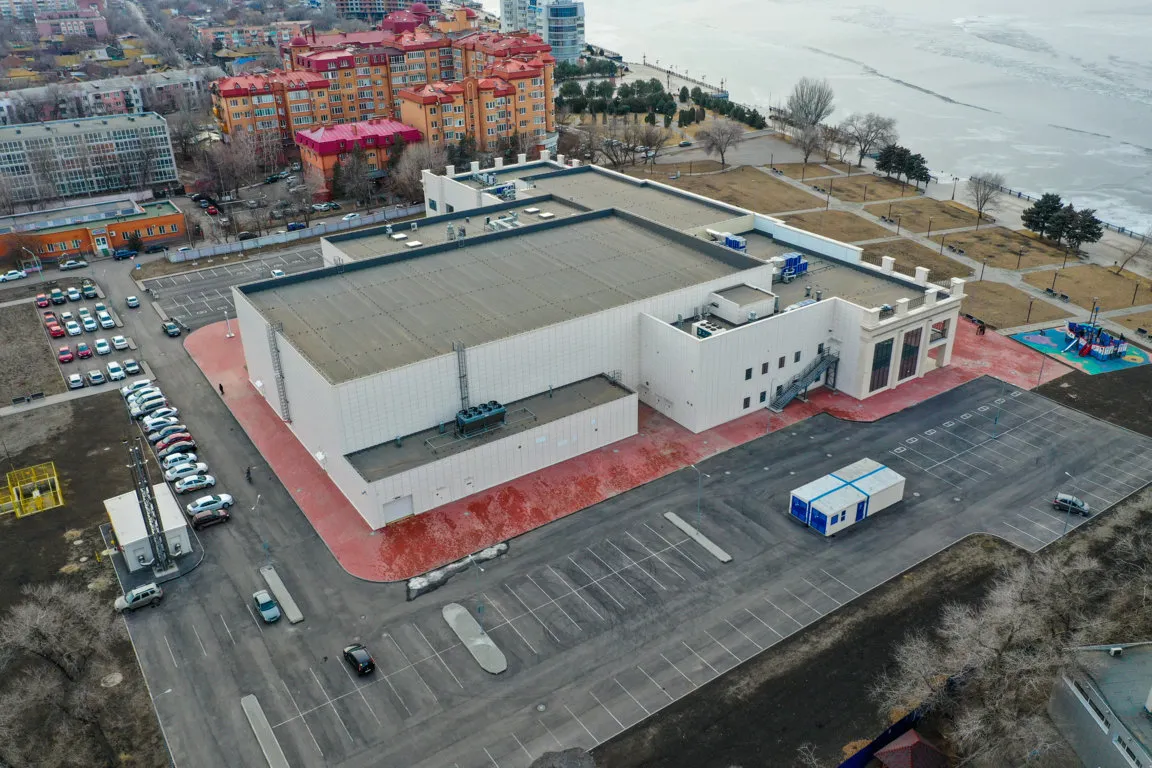 Ледовая арена Центра зимних видов спорта в Астрахани сверху, с собственного сайта оператора — Winter Sports Centre Astrakhan