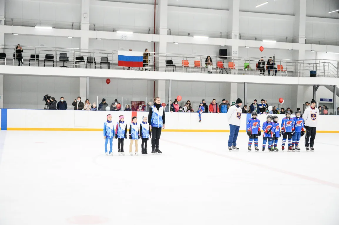 Ледовый зал Астраханского центра зимних видов спорта, вдали юные игроки, с собственного сайта оператора — Winter Sports Centre Astrakhan