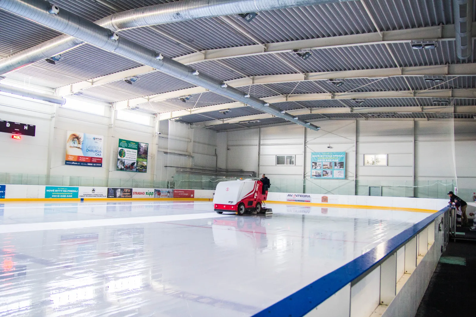 Ľad ICE Arény Lamač s rolbou – ICE Arena Lamač