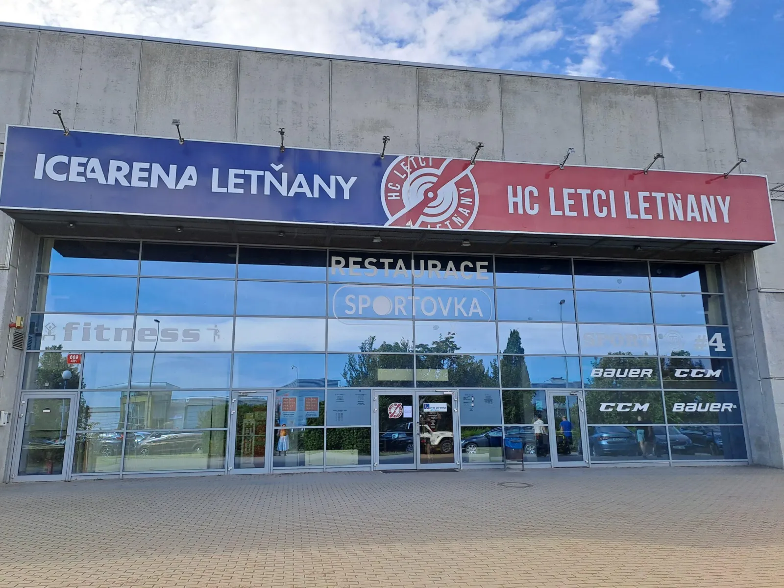 Prosklené vstupní průčelí ICE Arény Letňany s nápisem HC Letci Letňany – ICE Arena Letňany