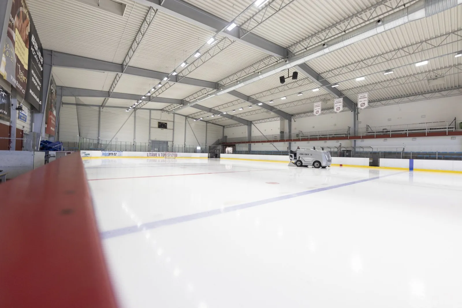 Jedna ze dvou ledových ploch ICE Arény Letňany s rolbou na druhém konci – ICE Arena Letňany