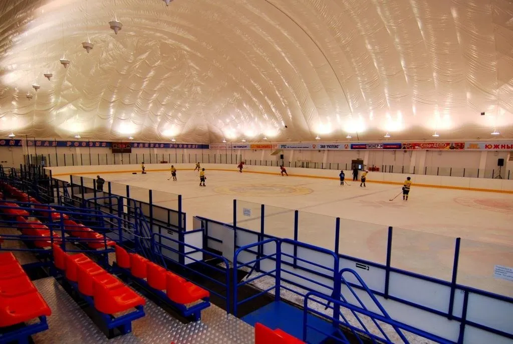 The ice and stands of the Ruzaevka ice arena under its air dome — Ice Arena Ruzaevka