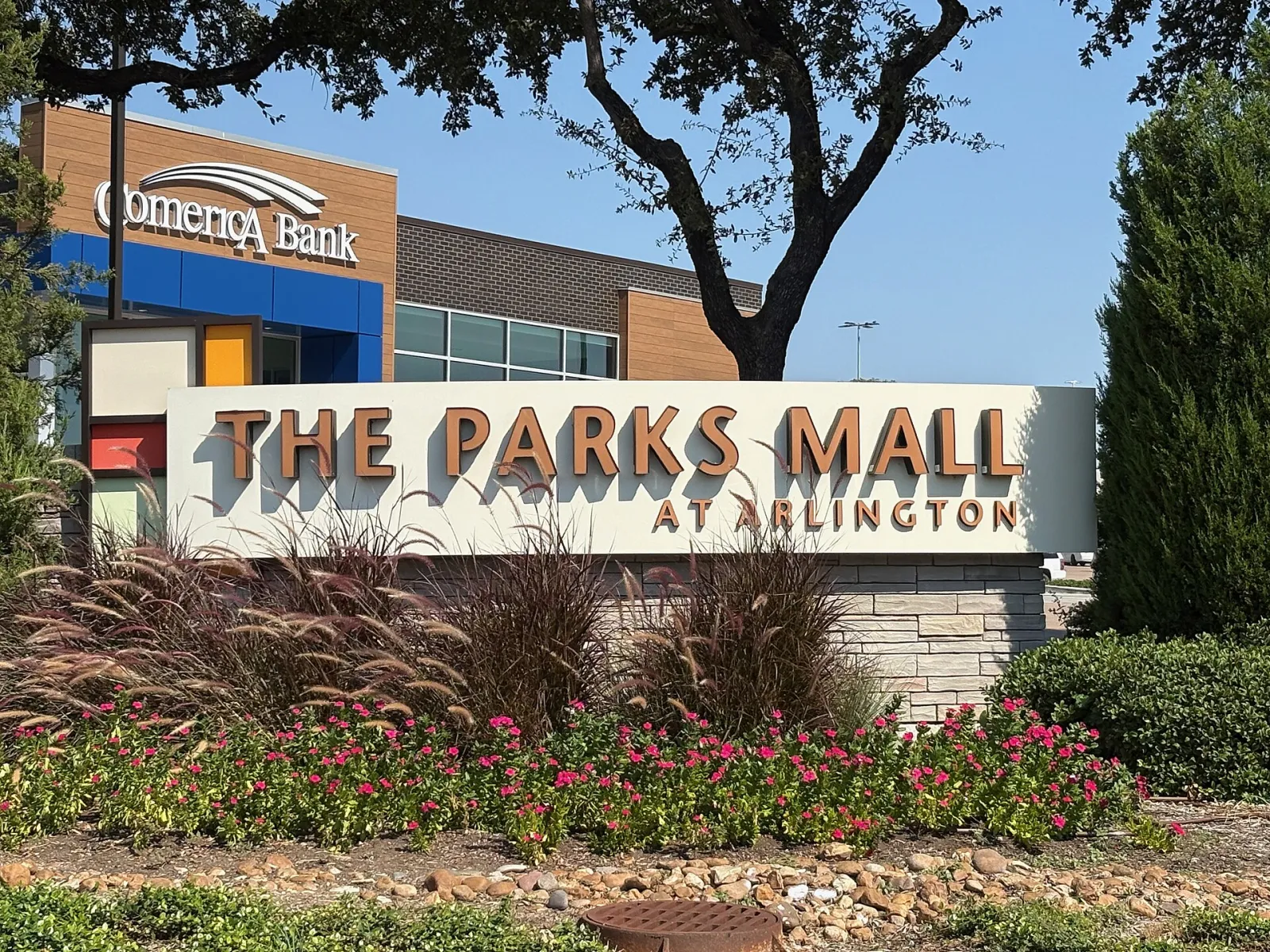 Letrero de la entrada de The Parks Mall at Arlington; la pista está dentro del centro comercial. — ICE at The Parks