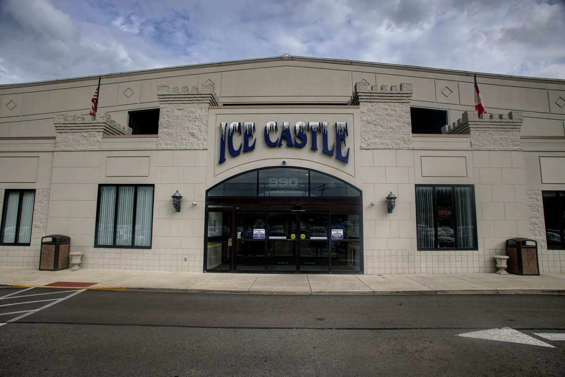 Fachada frontal fotografiada de frente desde la calle — Ice Castle Arena