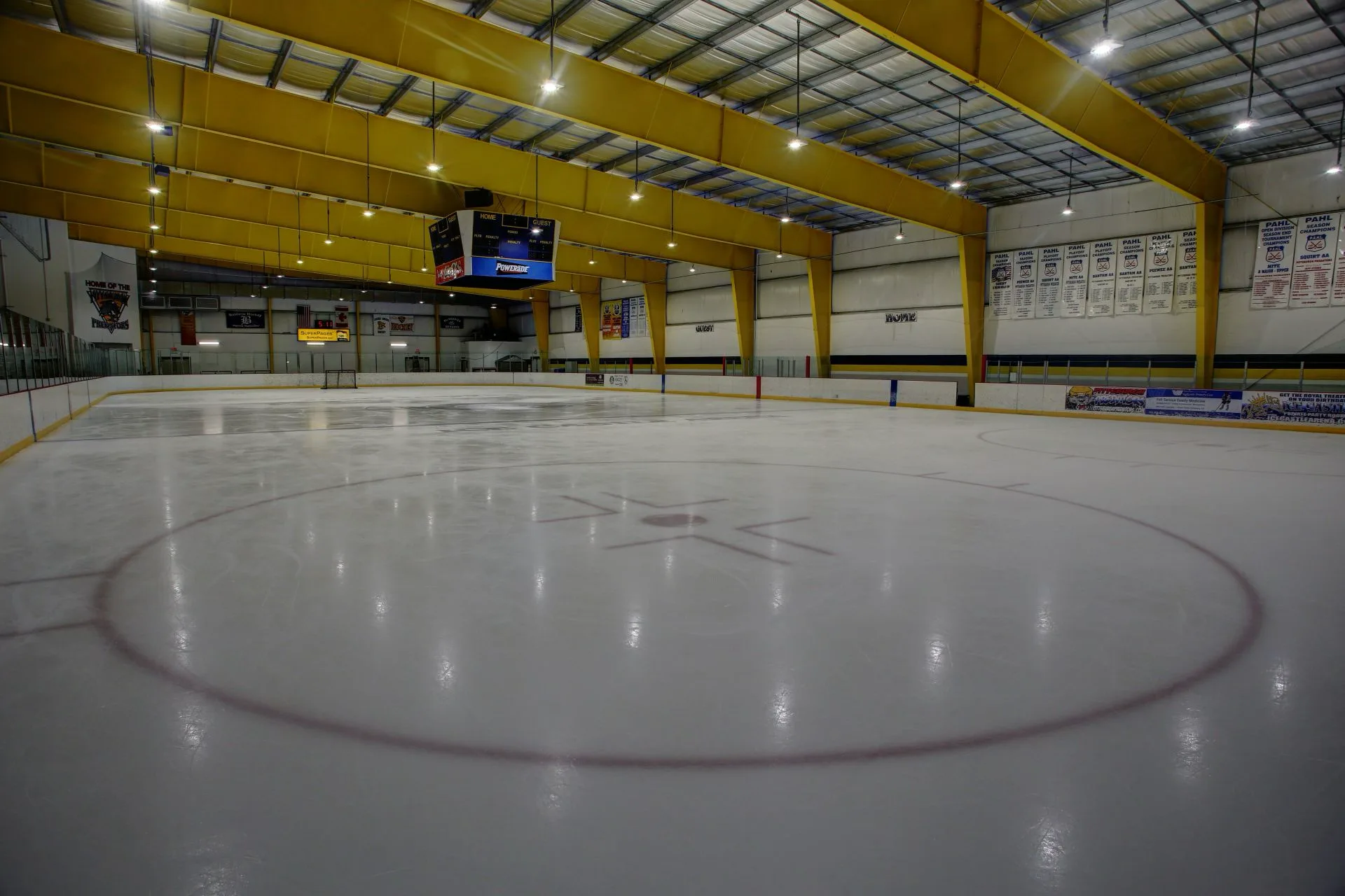 Vista muy baja a nivel del hielo, justo por encima de la superficie, en uno de los círculos de saque — Ice Castle Arena