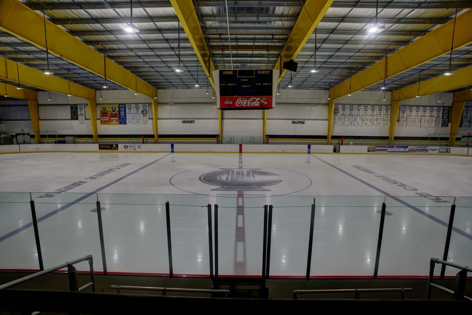 Toda la pista desde un asiento elevado detrás de un extremo — Ice Castle Arena
