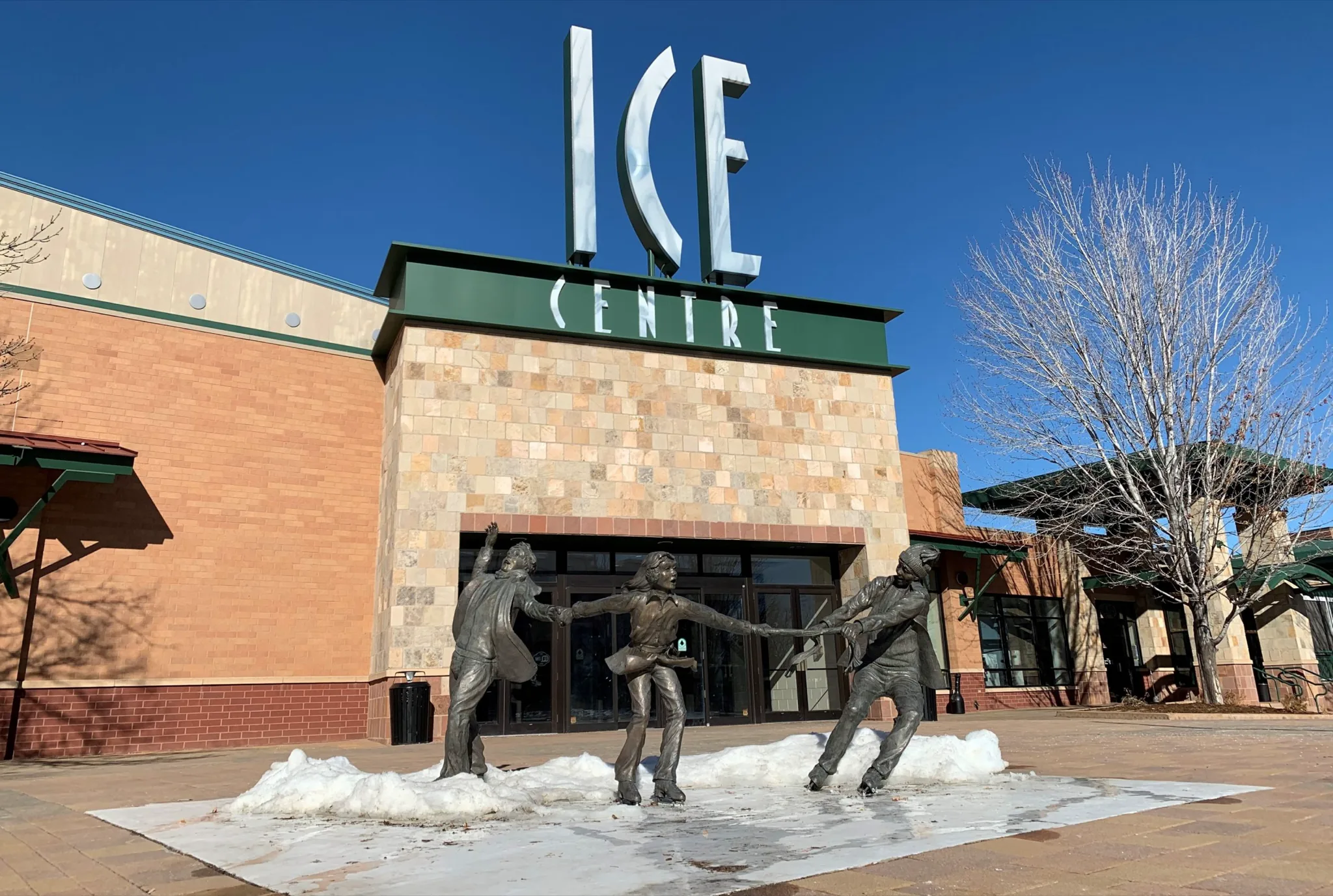 Entrada principal del Ice Centre at the Promenade en un luminoso día de invierno — Ice Centre at the Promenade
