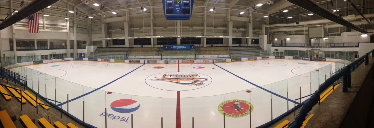Toda la pista del Ice Centre at the Promenade en una amplia panorámica desde las gradas — Ice Centre at the Promenade