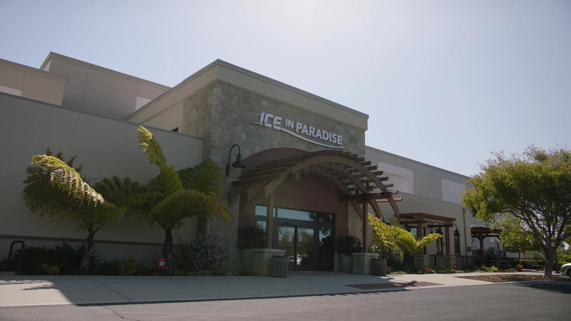 Fachada frontal de la pista de influencia española bajo el sol plano del mediodía de Santa Barbara — Ice in Paradise