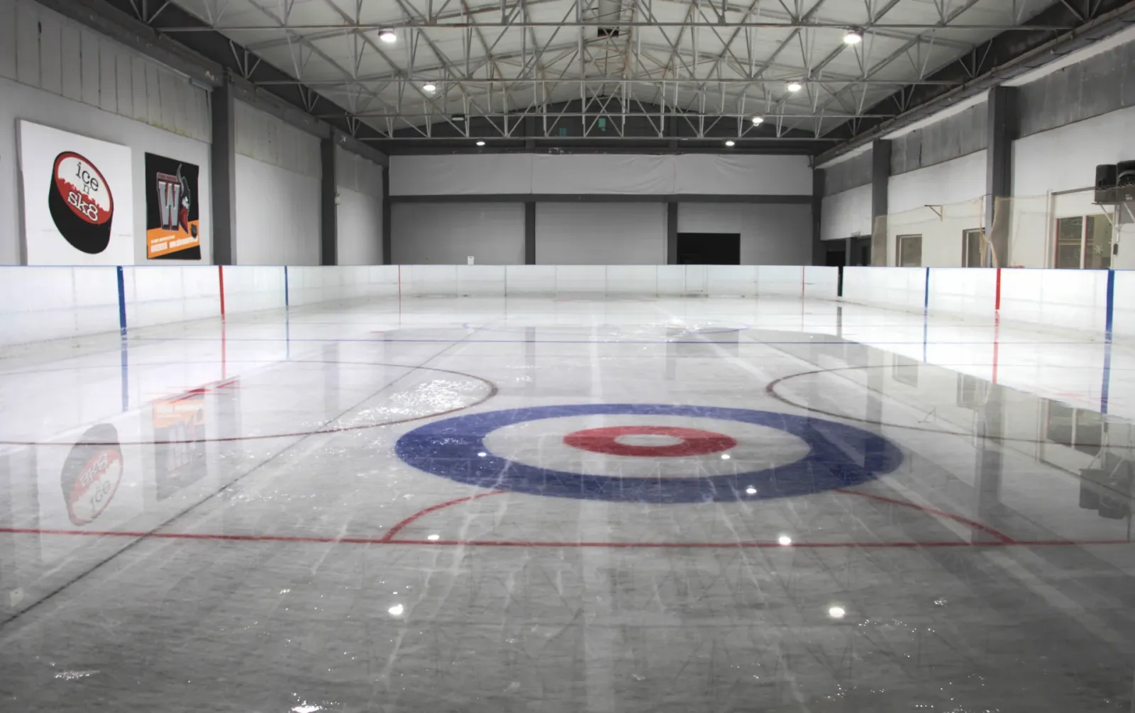 Το άδειο παγοδρόμιο φυσικού πάγου 800 m2 στο Ice n' Skate — Ice n' Skate